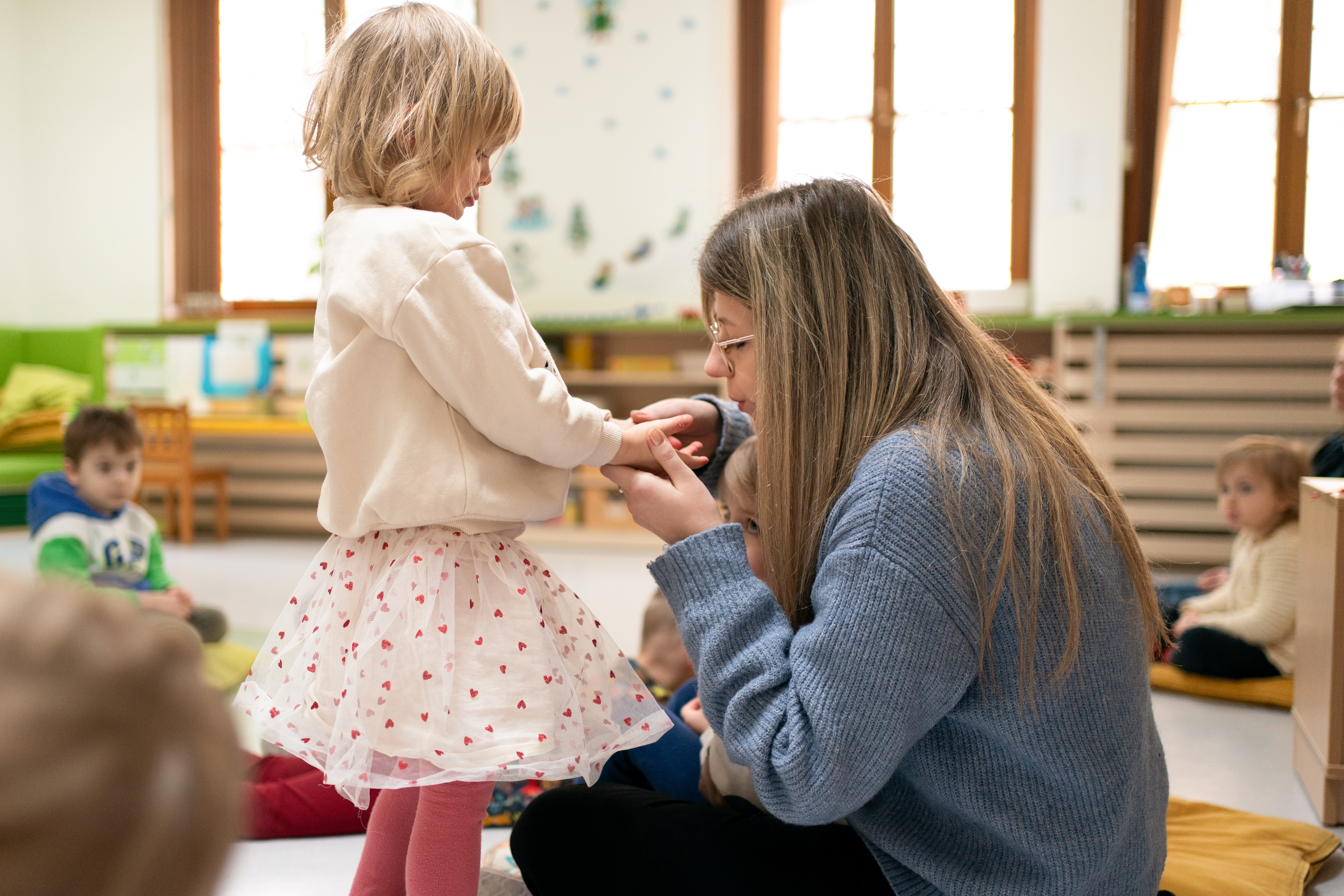 Učitelka vřele přivítá dítě ve školce EduArt